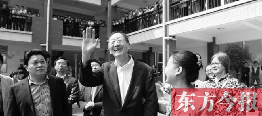 4月23日上午，崔琦偕夫人參觀寶豐一高