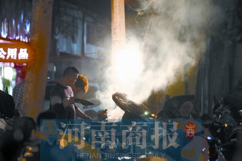 夜晚，鄭州街頭的燒烤攤 記者 王春勝/攝