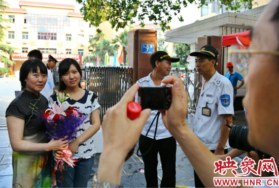 父親用手中的相機(jī)記錄下這重要的一刻。