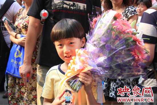 杜澤一直在考點(diǎn)門口等待表姐走出考場。