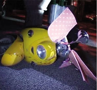 受害女子的電動(dòng)車(chē)倒在路旁 受害女子的電動(dòng)車(chē)倒在路旁