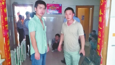 在吳文舉老師的幫助下，王強(qiáng)強(qiáng)（左）從傳銷窩點(diǎn)成功脫險(xiǎn)。