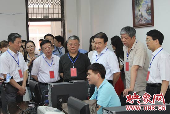 在評卷質(zhì)檢組,工作人員介紹說,今年有四級質(zhì)檢(即小組質(zhì)檢、題組質(zhì)檢、學(xué)科質(zhì)檢、省質(zhì)檢),確保嚴(yán)把質(zhì)量