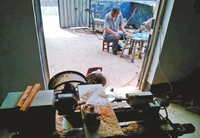 前邊是加工珠子的小車床,后邊正在拋光珠子。