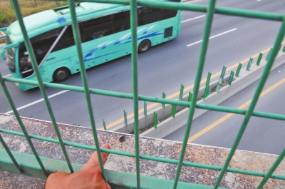 事發(fā)現(xiàn)場(chǎng)的橋梁護(hù)欄上,還留有疑似肇事瀝青塊的碎片。