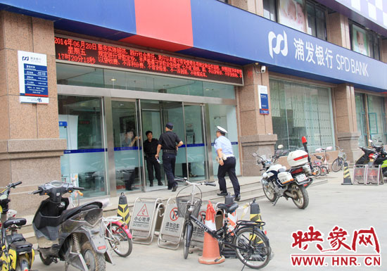 民警趕到現(xiàn)場(chǎng)了解情況。