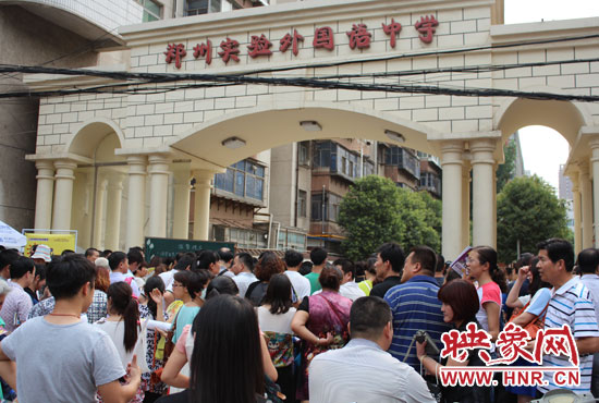 考試快結(jié)束時(shí)，陪考的家長(zhǎng)涌入學(xué)校接孩子。