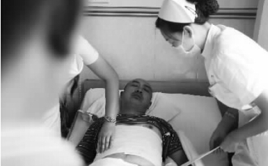 昨天，鄭州市第一人民醫(yī)院，被打傷的鄭州管城區(qū)執(zhí)法隊(duì)員唐建偉在接受治療。