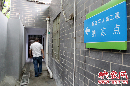 在每一處納涼點均有醒目標(biāo)志，市民可就近前往。