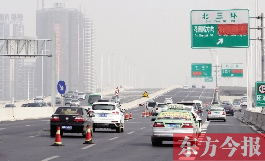 昨日，鄭州市北三環(huán)高架橋上，指向國(guó)基路方向的指示路牌還用紅布擋著