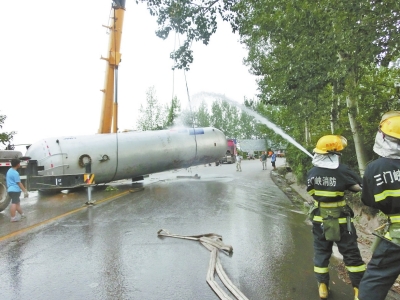 消防官兵正在實(shí)施救援 消防官兵正在實(shí)施救援