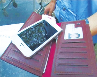 錢包里裝了5000來塊錢，懷里揣著最新的蘋果5S“土豪金”手機