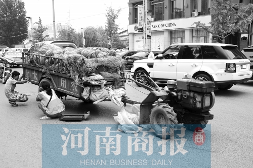 兩車(chē)相蹭后，小陳與妻子慌了神