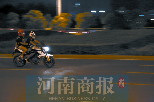 深夜，鄭東新區(qū)，不少人騎著摩托車呼嘯而過