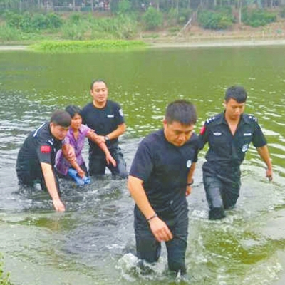 看到女子一直不配合救援，崔亞就在河中給該女子做起思想工作