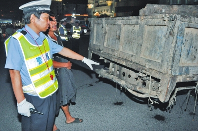 交警將闖禁行上立交橋的泔水車攔下