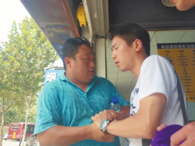 記者正查看照片，突遭藍衣男強搶手機。