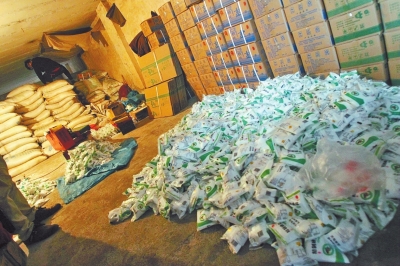 大袋的飼料添加劑氯化鈉經(jīng)過仿冒加工，就變成了小袋的食用碘鹽。