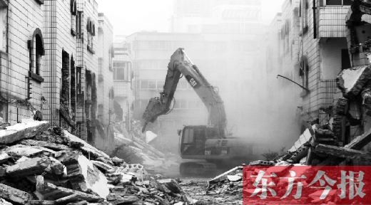 昨日，鄭州市棗莊社區(qū)拆遷現(xiàn)場，揚(yáng)塵漫天，附近居民叫苦不迭