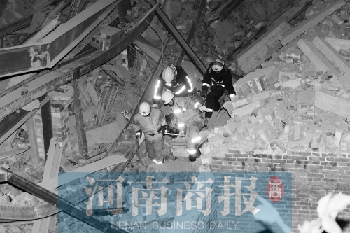 昨晚8點30分，消防員從廢墟中救出一名被埋者