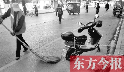 昨日，鄭州市中州大道上，穿梭于車流中上崗的環(huán)衛(wèi)工