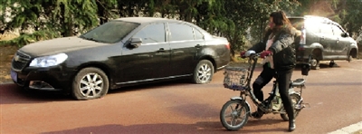 緊臨西三環(huán)一小區(qū)門口停的轎車，8輛車車胎被扎