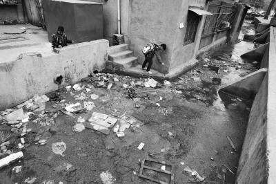 污水溝成了附近的孩子們放學(xué)后逗留的場(chǎng)所，十分令人擔(dān)憂。