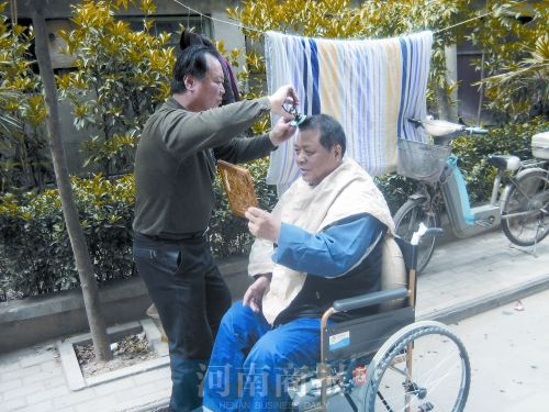 2011年8月18日，老鄰居給高新海剪發(fā)