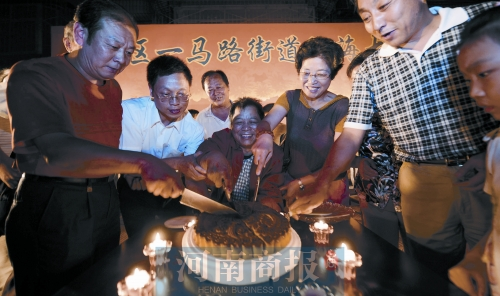 2008年9月14日，老鄰居們?yōu)楦咝潞Ｅe辦中秋賞月會 井勇/供圖