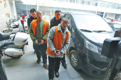 倆刑釋男子，冒充“富二代”，微信搜附近的人，專搶出入娛樂(lè)場(chǎng)所女性