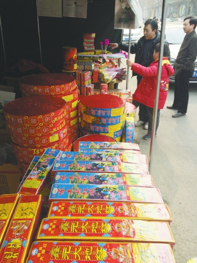 一家鞭炮攤兒前，只有少數(shù)人駐足購買。