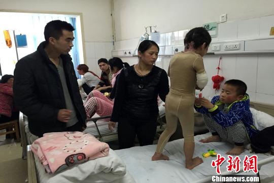 河南跌入油鍋女孩康復(fù)順利全家人醫(yī)院過春節(jié) 河南跌入油鍋女孩康復(fù)順利全家人醫(yī)院過春節(jié)