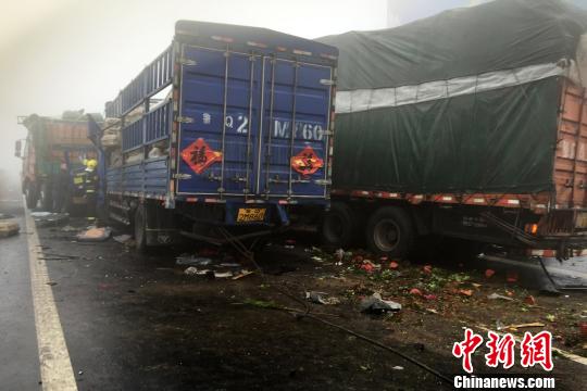 圖為21日，蘭南高速河南段車禍事故現(xiàn)場一片狼藉?！」啤z