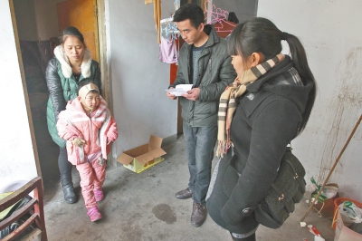 妞妞媽媽在出租屋內(nèi)帶她進行鍛煉 妞妞媽媽在出租屋內(nèi)帶她進行鍛煉