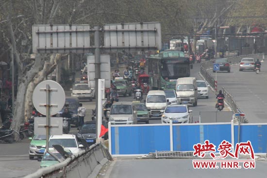 南陽路北向南方向擁堵嚴(yán)重。