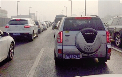 早高峰隴海高架橋從秦嶺路開始，一直向東都已經(jīng)堵成停車場(chǎng)了。 直播369 圖