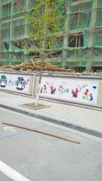 事發(fā)現(xiàn)場，奪命的鋼管還在地上。