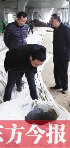 出事后，窨井僅被蓋上了一層布