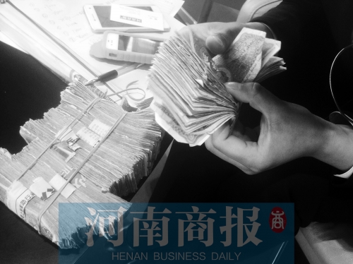 一名店員點(diǎn)了快一個(gè)小時(shí)，只點(diǎn)了一小部分零錢