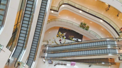 記者趕到現(xiàn)場時看到，墜樓女子面部朝下，上身穿粉紅色長袖上衣，下身穿黑色長褲，腳上沒有鞋。