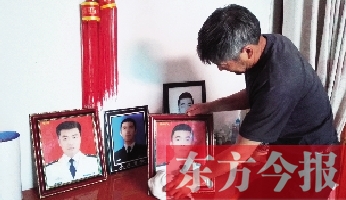 沉浸在悲痛之中的魯有海，擦拭著孩子的遺照