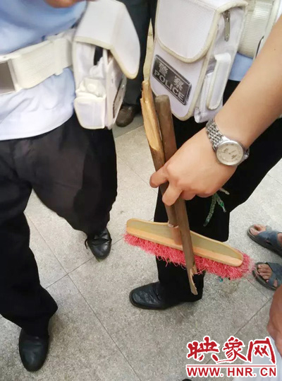 老太從環(huán)衛(wèi)工手中奪過掃帚，用腳踩斷，用力向環(huán)衛(wèi)工人的手上和腿上敲去。