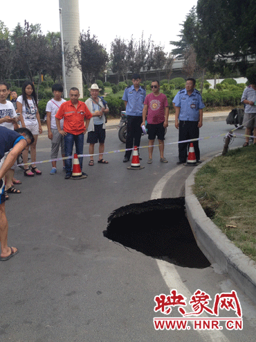 市民調(diào)侃這次塌陷難道是天太熱？