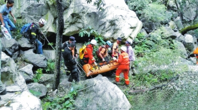 救援現(xiàn)場(圖片由河南戶外救援總隊提供) 救援現(xiàn)場(圖片由河南戶外救援總隊提供)