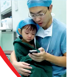 對(duì)于網(wǎng)友的點(diǎn)贊，石醫(yī)生說(shuō)，是孩子太可愛(ài)了，所以照片才得到這么多贊美。圖片來(lái)自網(wǎng)絡(luò)。