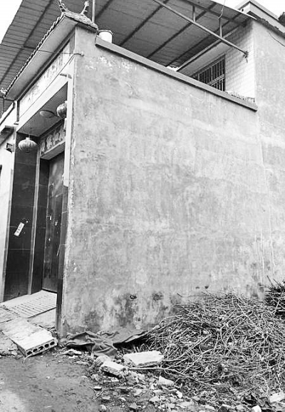 李曉陽(yáng)跳下來(lái)的位置位于家里的二樓平臺(tái)上，距離地面五六米高。