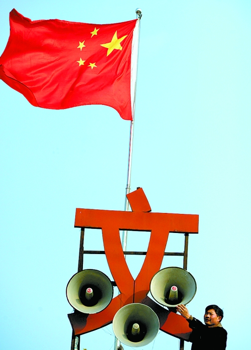 11月15日，新蔡縣磚店鎮(zhèn)黨員劉新峰在村口架起三個(gè)大喇叭，向群眾及時(shí)宣傳十八大精神。