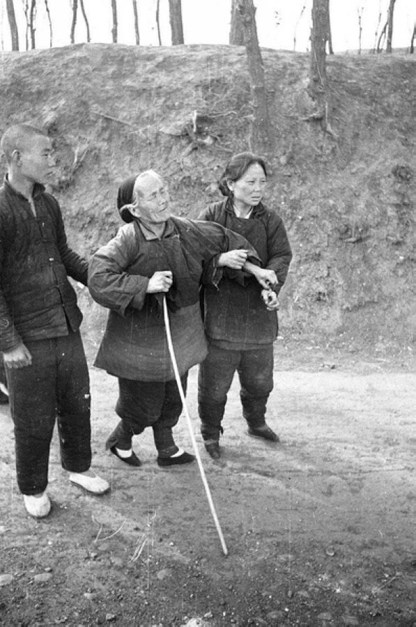 災(zāi)民，看到左側(cè)年輕人的白鞋，應(yīng)該是剛死去親人