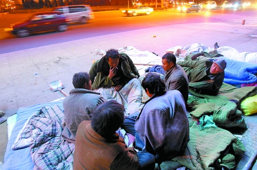 寒風(fēng)里，他們以打牌來(lái)打發(fā)枯燥的生活。