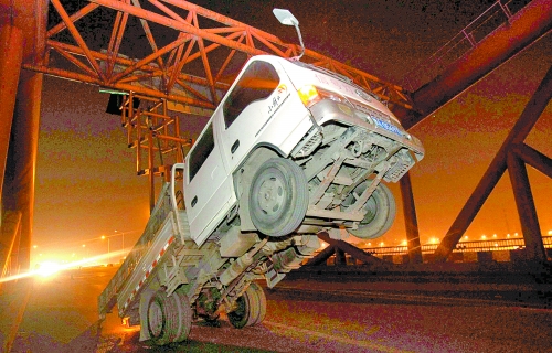 　車上升降機(jī)的工作臺被卡，車身前部高高翹起。